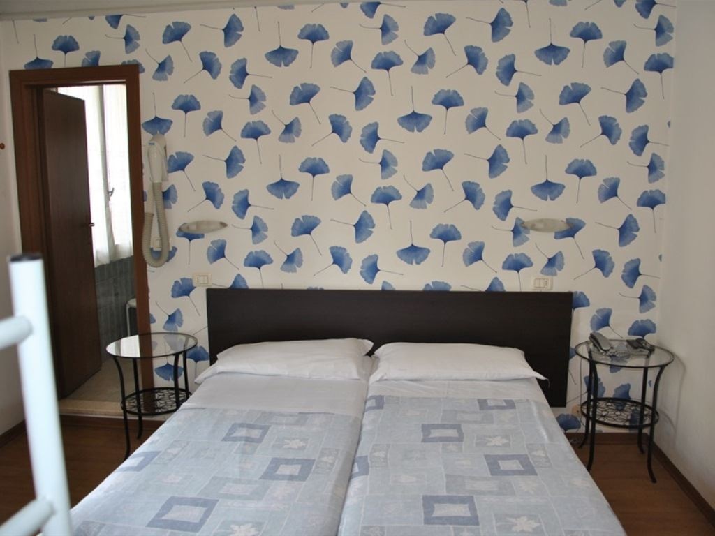 rooms-standard-room-lateral-sea-view-with-balcony