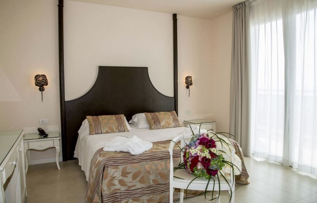 rooms-classic-side-sea-view-room