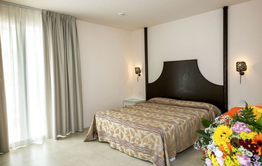 rooms-classic-side-sea-view-room