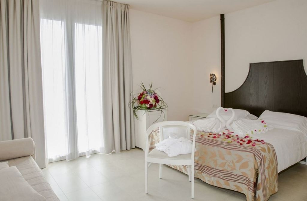 rooms-classic-side-sea-view-room