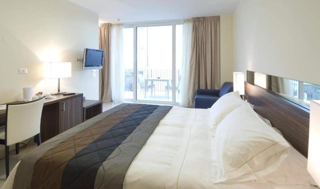 rooms-superior-room-lateral-sea-view-with-balcony