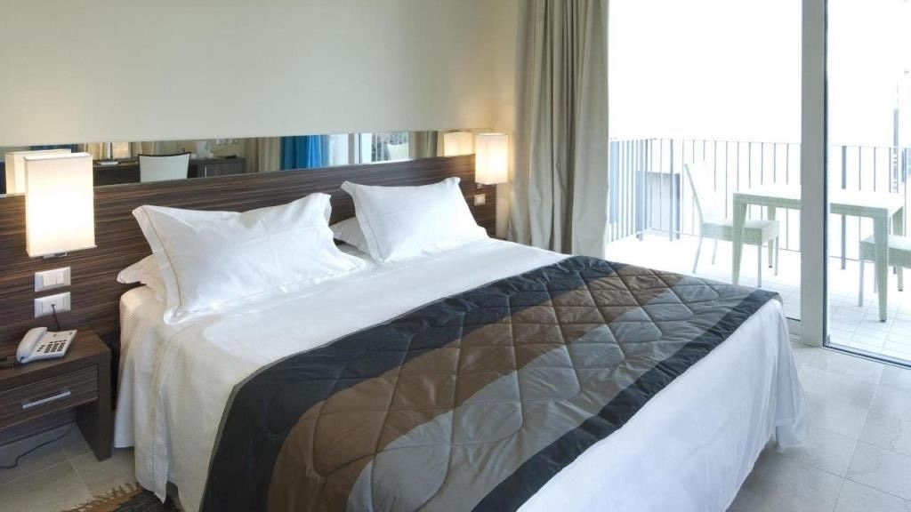 rooms-superior-room-lateral-sea-view-with-balcony