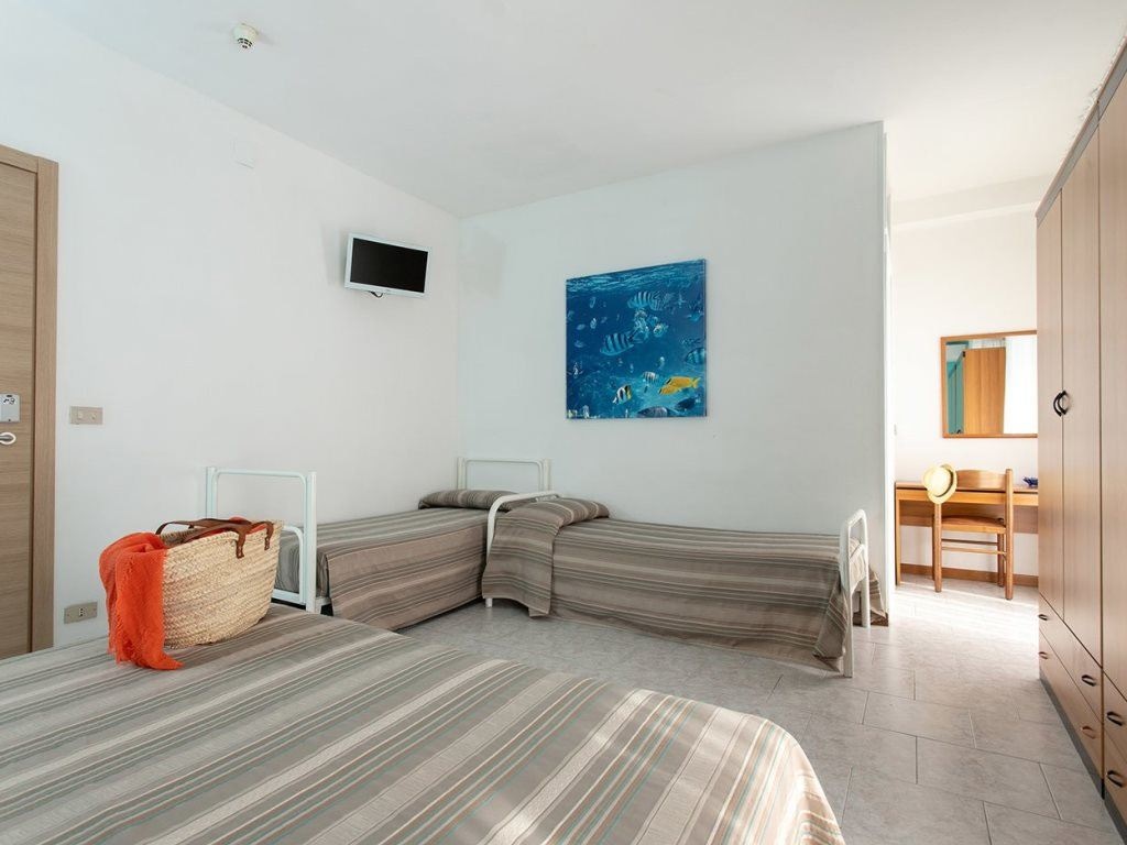 rooms-junior-suite-balcony-quadruple