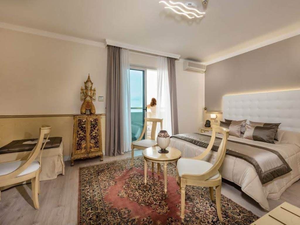 rooms-family-deluxe-room-front-sea-view