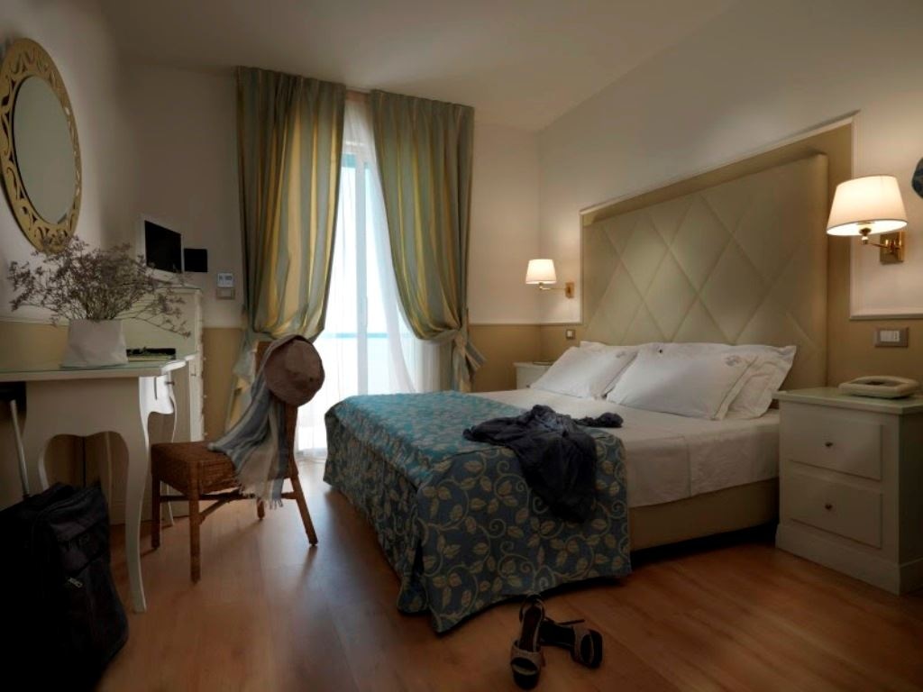 rooms-classic-room-side-sea-view