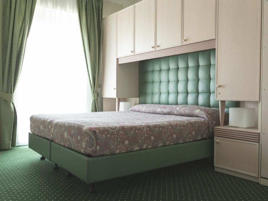 rooms-standard-side-sea-view-balcony-bb