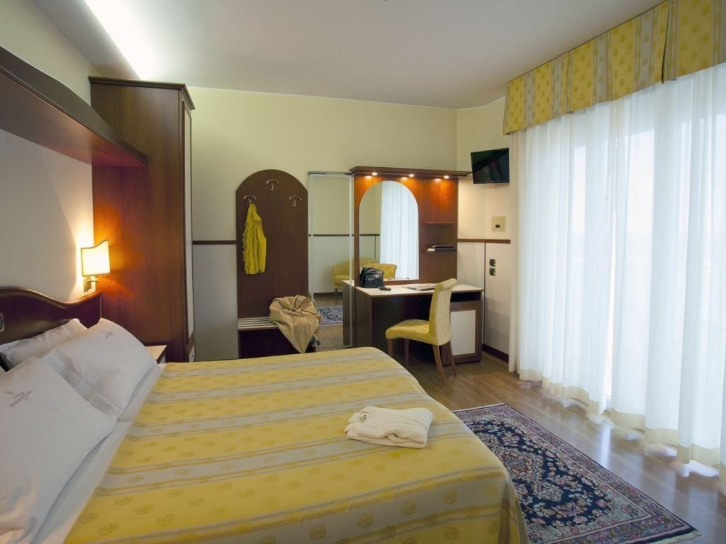 rooms-standard-room-side-sea-view