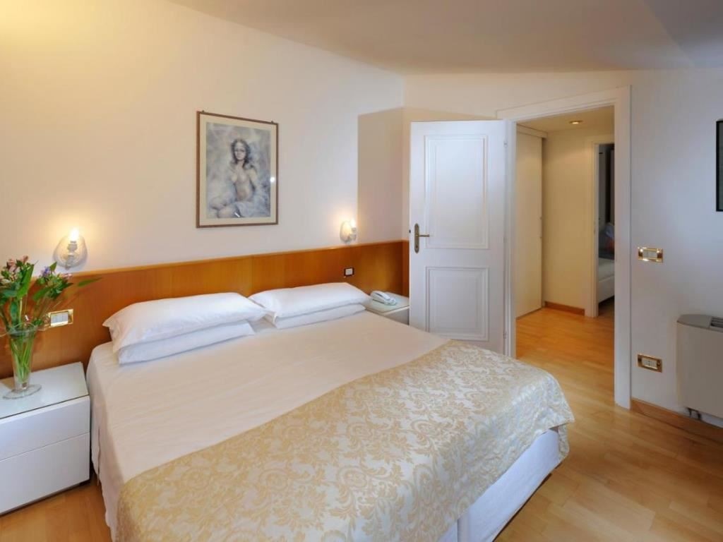 rooms-standard-balcony-side-sea-view