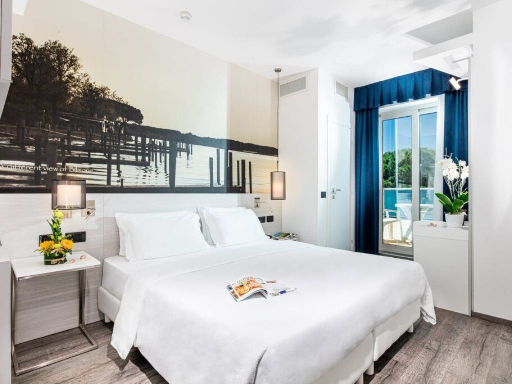 rooms-classic-room-balcony-side-sea-view