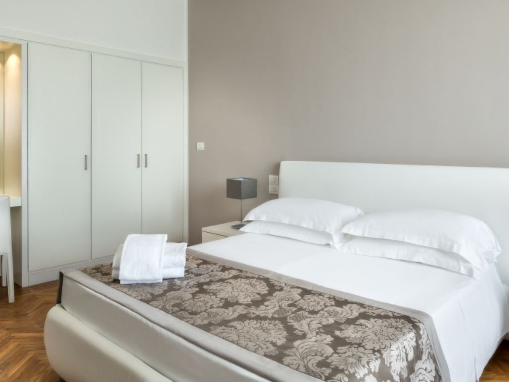 rooms-classic-room-lateral-sea-view-with-balcony-double-single-use