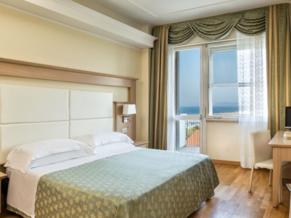 rooms-prestige-room-lateral-sea-view-with-balcony