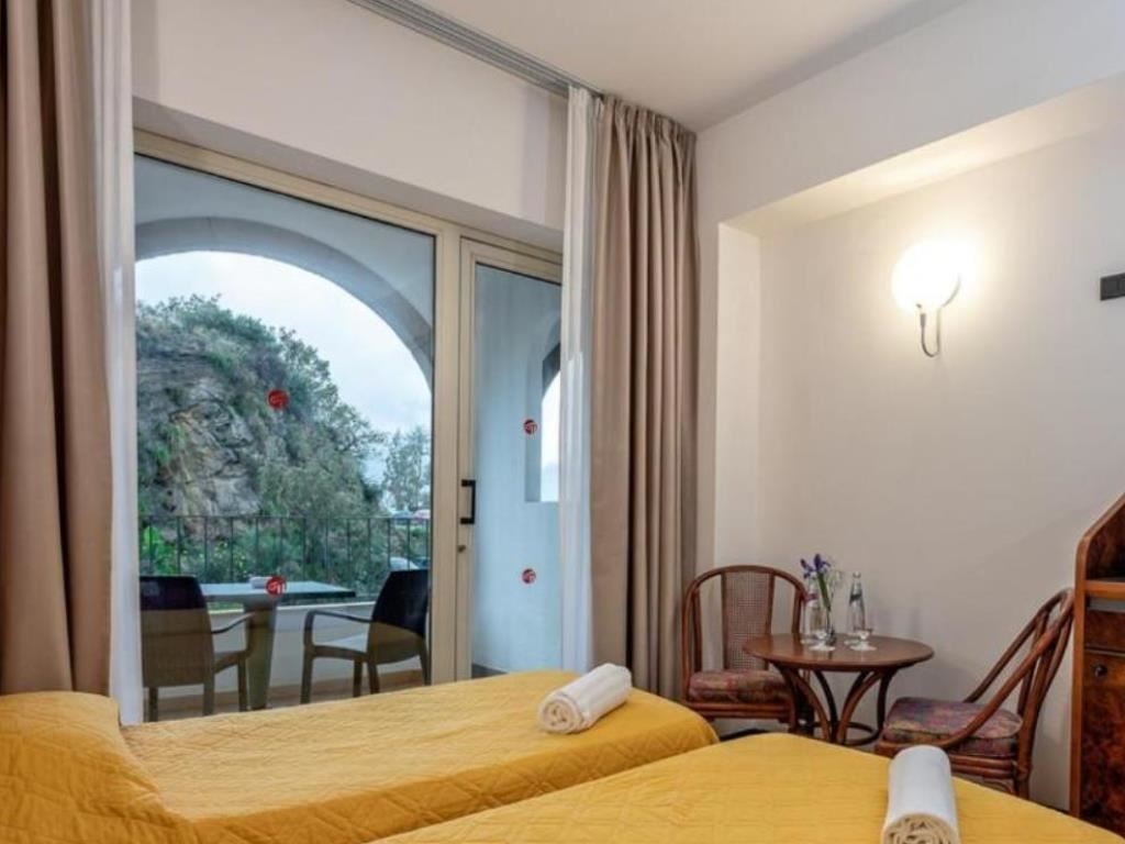 rooms-standard-room-with-balcony-double-single-use