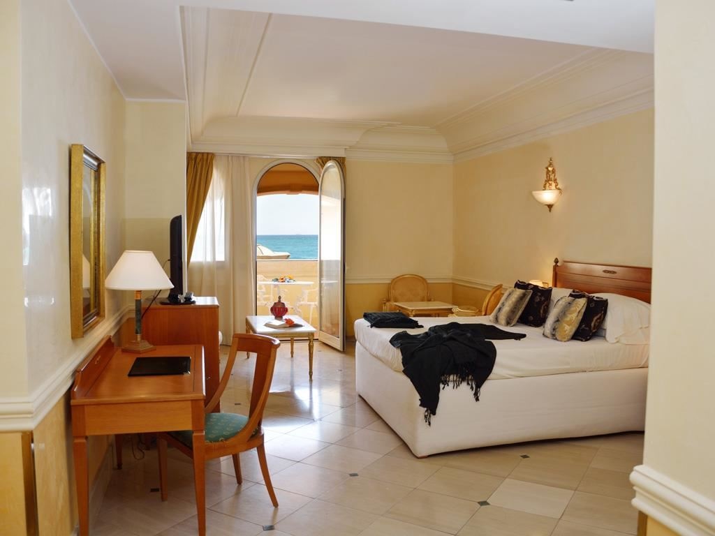 rooms-deluxe-room-sea-view-with-balcony