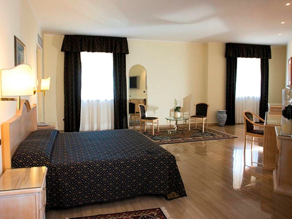 rooms-suite-sea-view-with-balcony-or-terrace