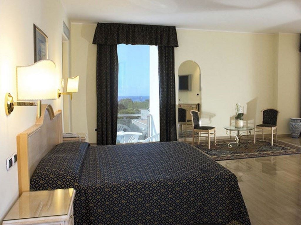 rooms-sea-view-with-balcony-or-terrace