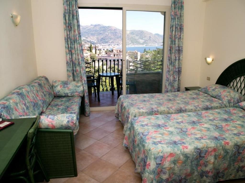 rooms-frontal-sea-view-room-with-balcony