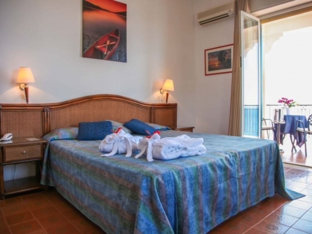 rooms-sea-view-4-pax-room-with-balcony-or-terrace