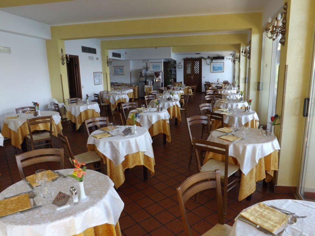 restaurants-restaurant