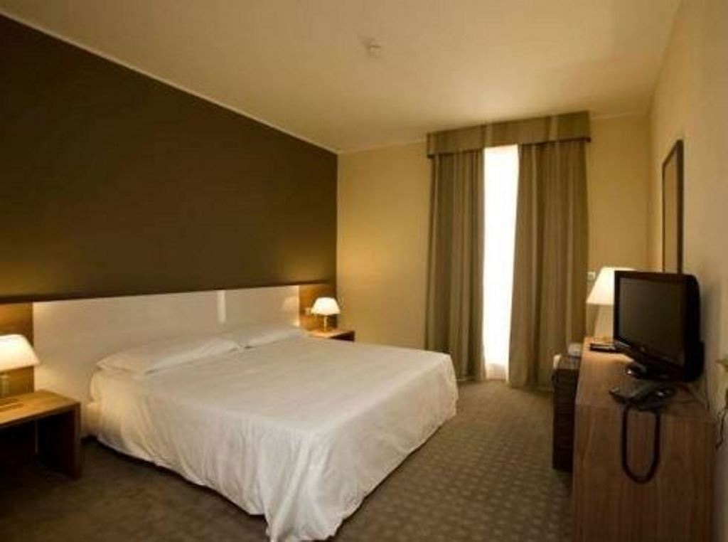 rooms-junior-suite-lateral-sea-view-with-balcony