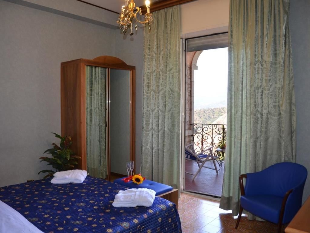 rooms-junior-suite-sea-view-with-balcony-or-terrace