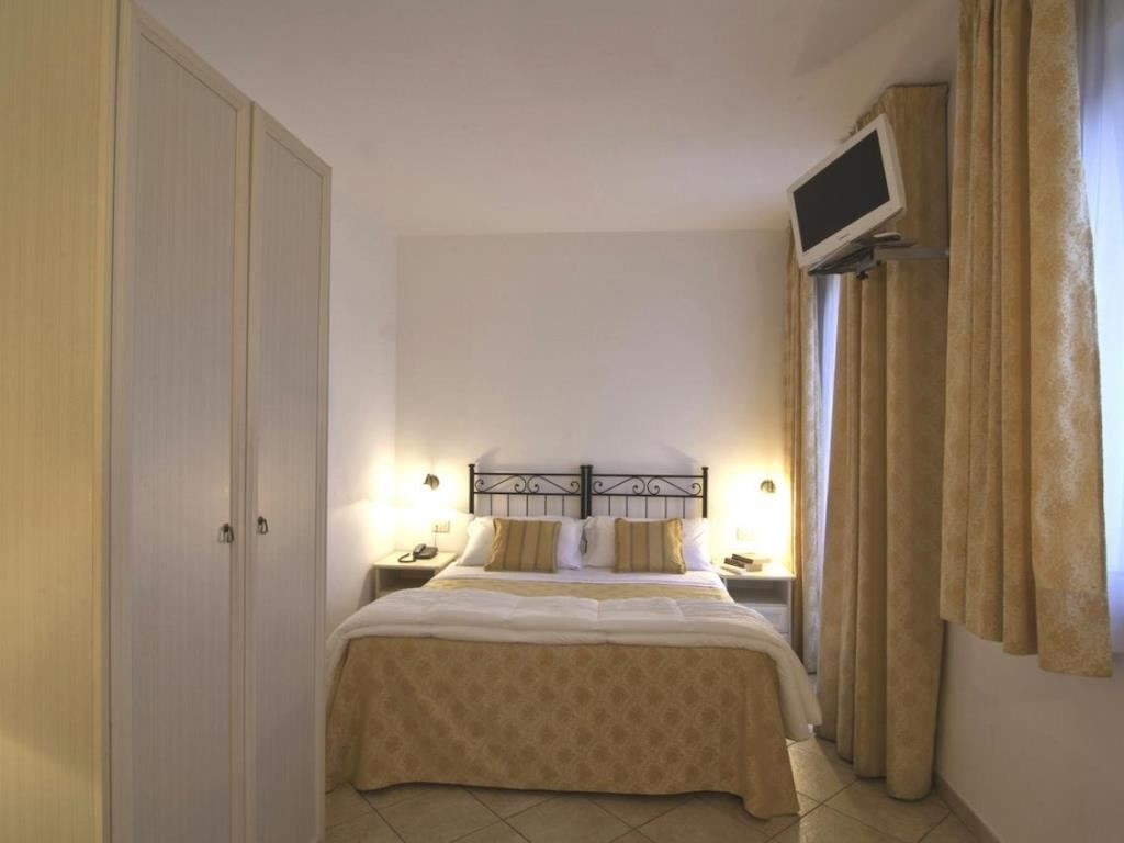 rooms-classic-room-34-pax-with-balcony