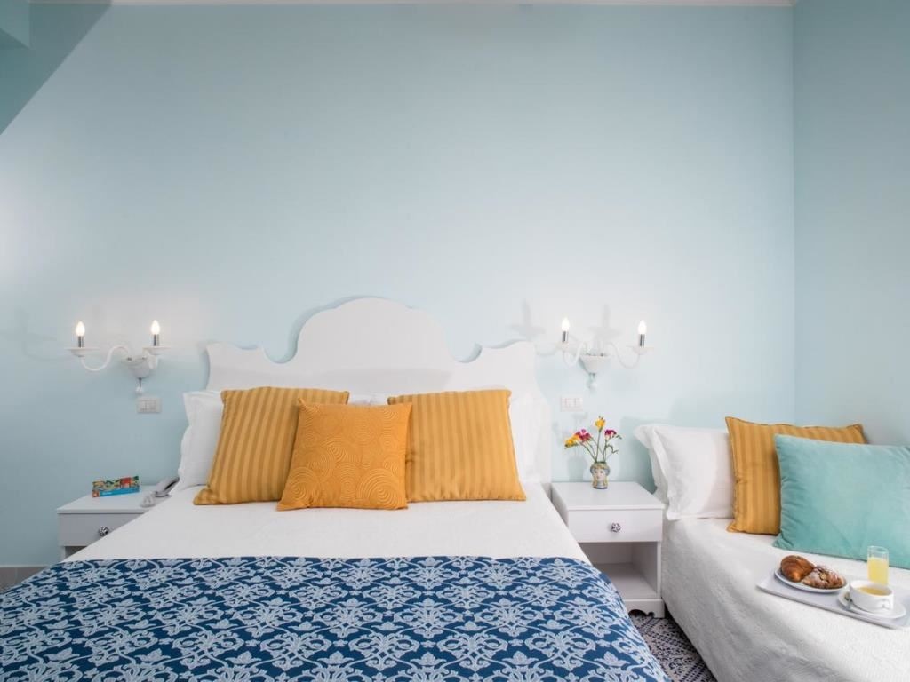 rooms-classic-room-lateral-sea-view-with-balcony-or-terrace