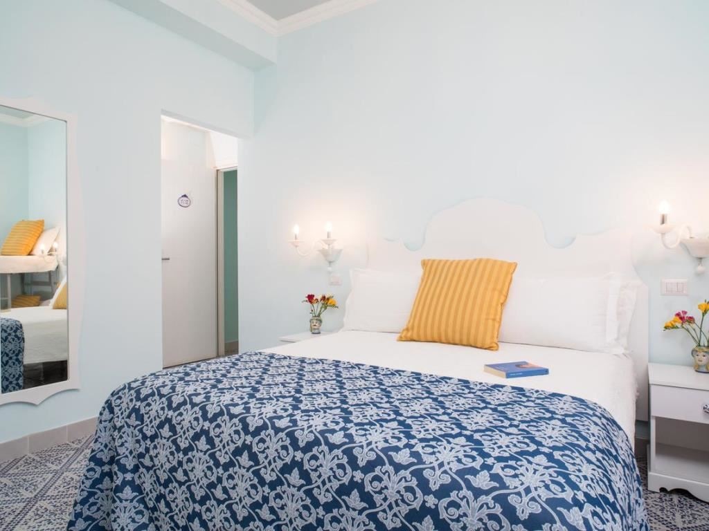 rooms-classic-room-lateral-sea-view-with-balcony-or-terrace