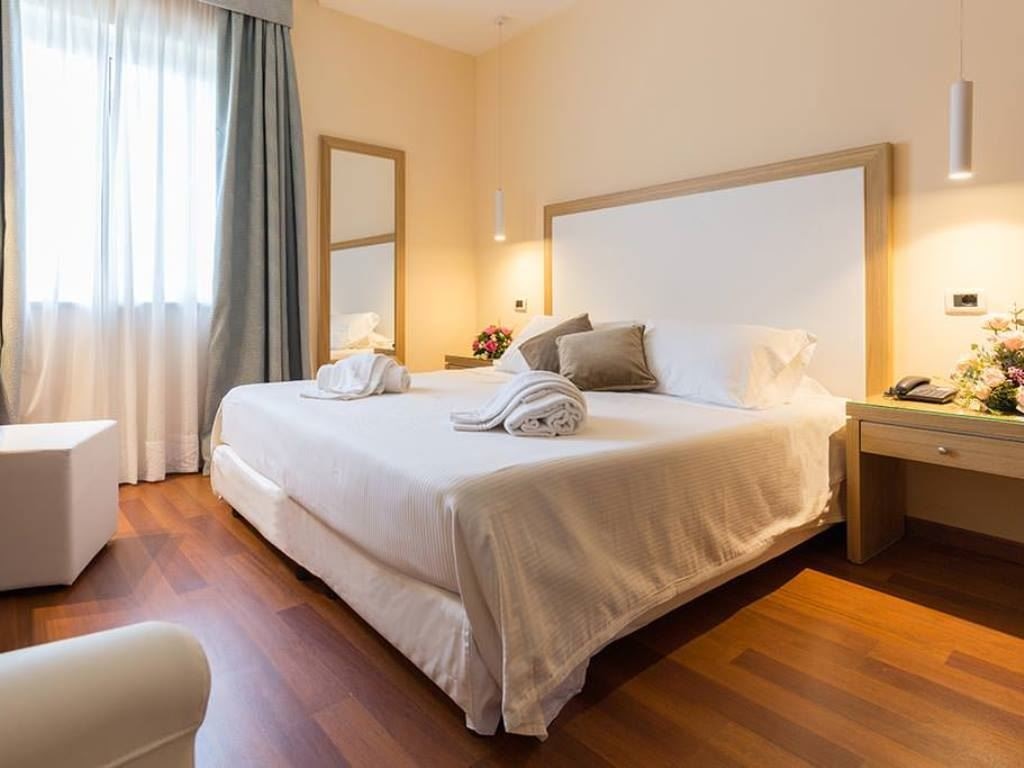 rooms-suite-frontal-sea-view-with-balcony-or-terrace