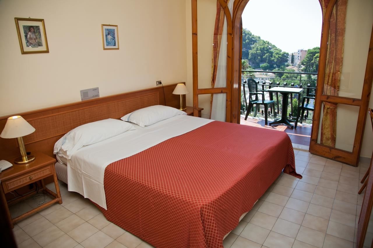 rooms-double-single-use-lateral-sea-view-room-with-balcony