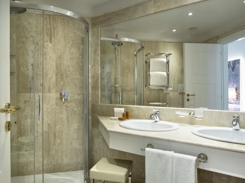 rooms-junior-suite-sea-side-with-balcony-or-terrace