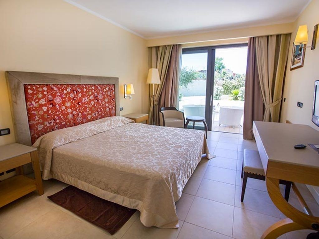 rooms-club-room-with-balcony-or-terrace