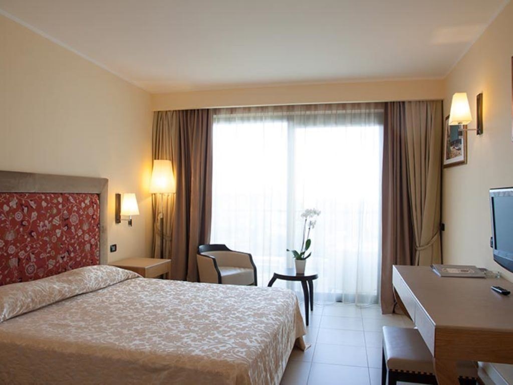 rooms-club-room-with-balcony-or-terrace