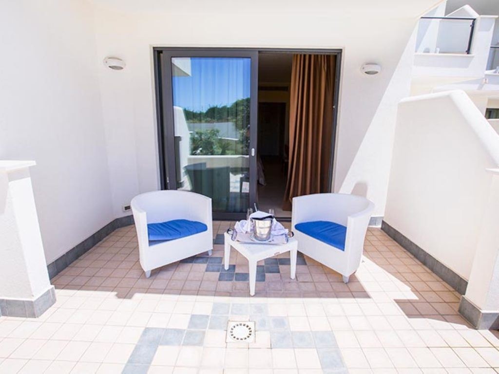 rooms-club-room-with-balcony-or-terrace