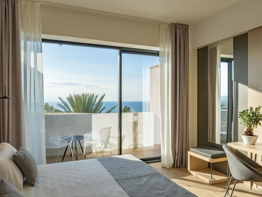 rooms-superior-room-sea-view-balcony