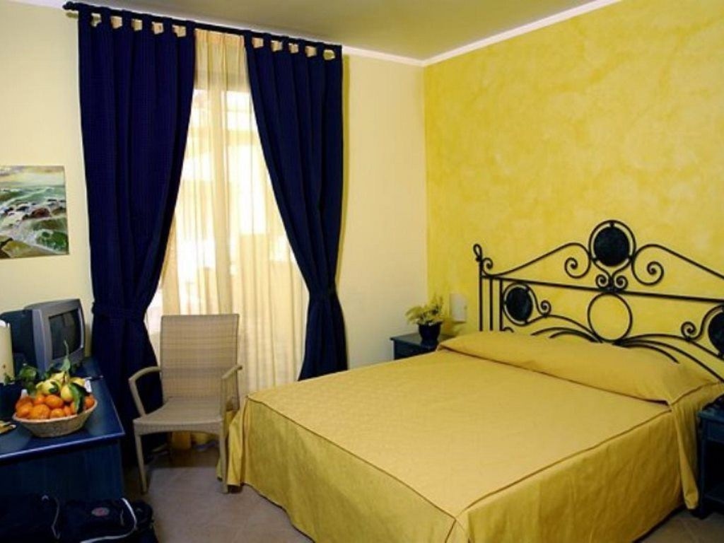 rooms-classic-room-with-balcony-4-pax