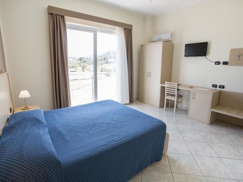 rooms-superior-room-lateral-sea-view-with-balcony-or-terrace