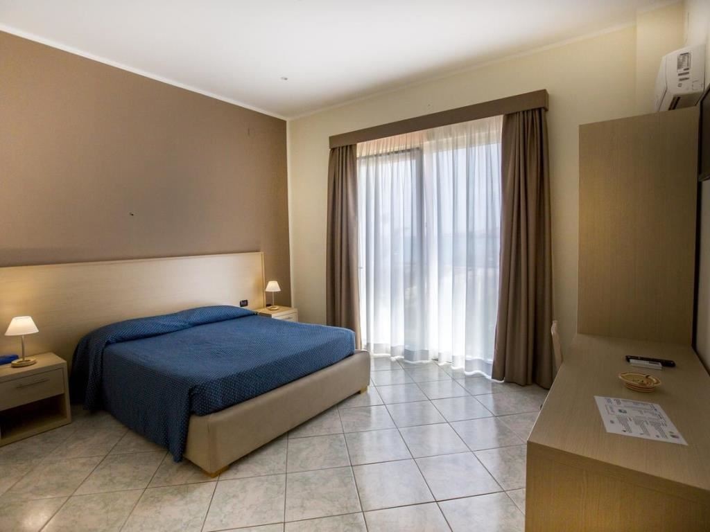 rooms-superior-room-lateral-sea-view-with-balcony-or-terrace