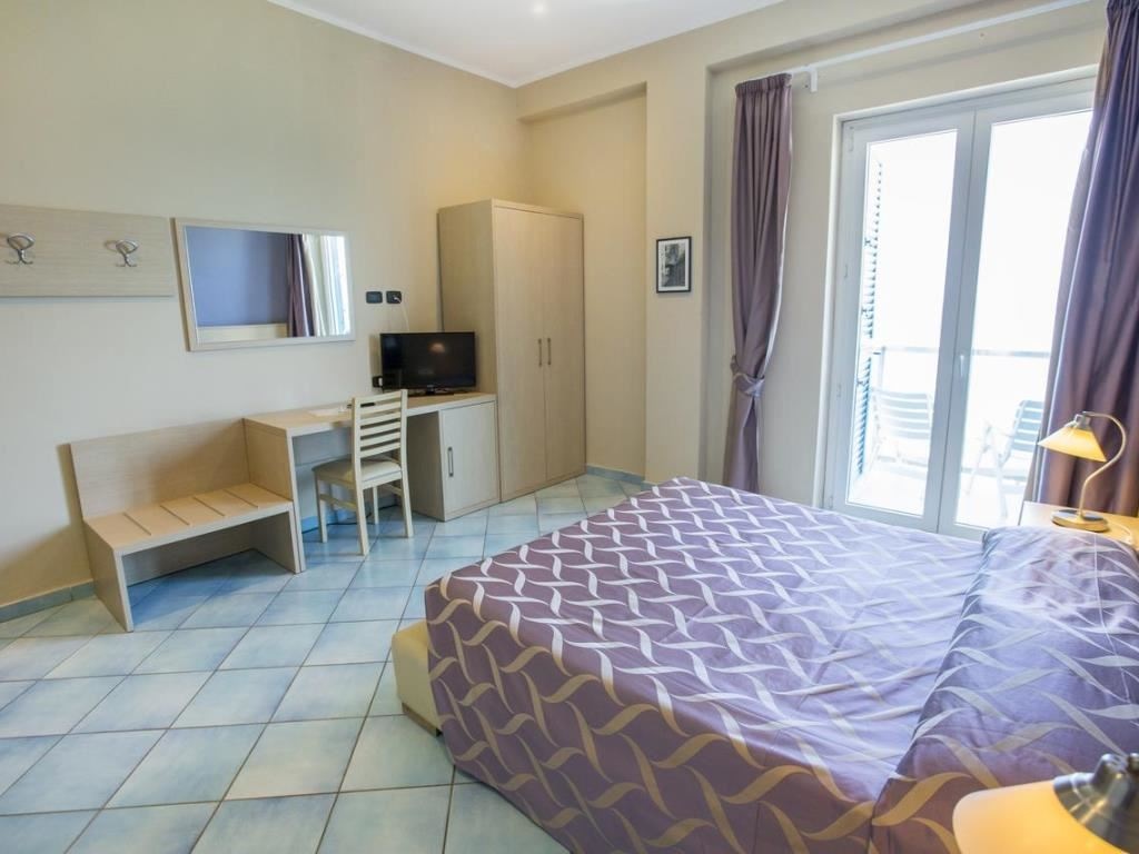 rooms-superior-room-lateral-sea-view-with-balcony-or-terrace