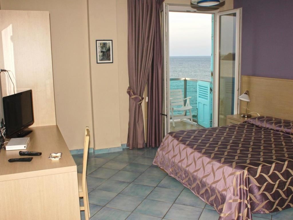 rooms-superior-room-lateral-sea-view-with-balcony-or-terrace