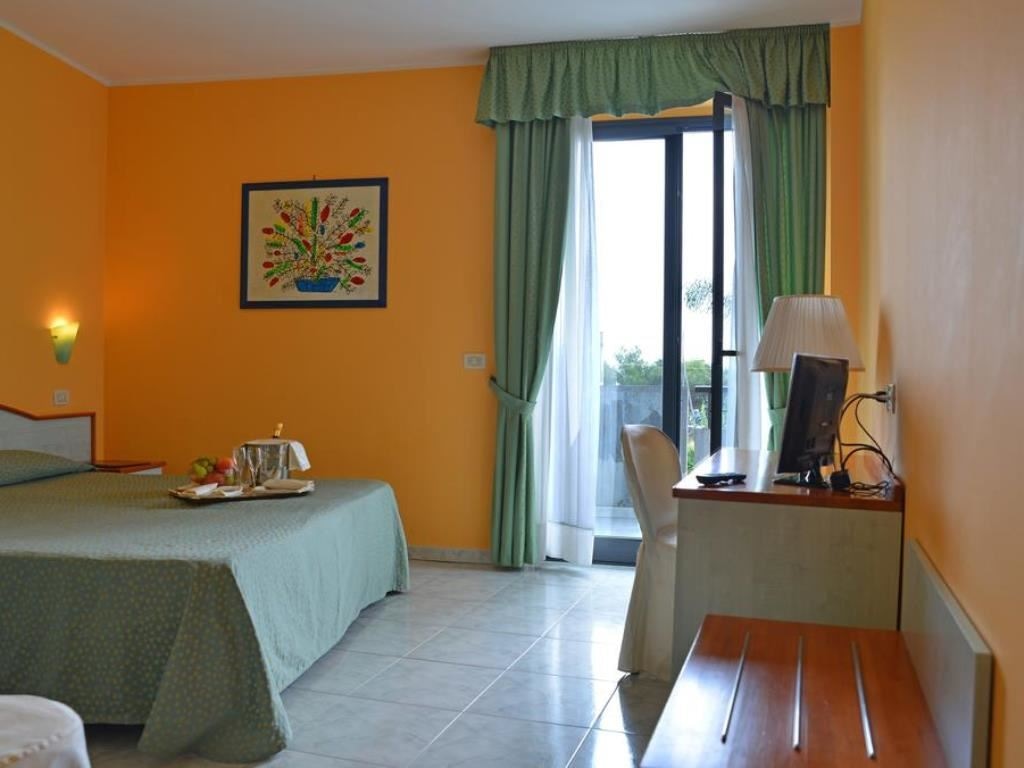 rooms-classic-room-garden-view-with-balcony-or-terrace