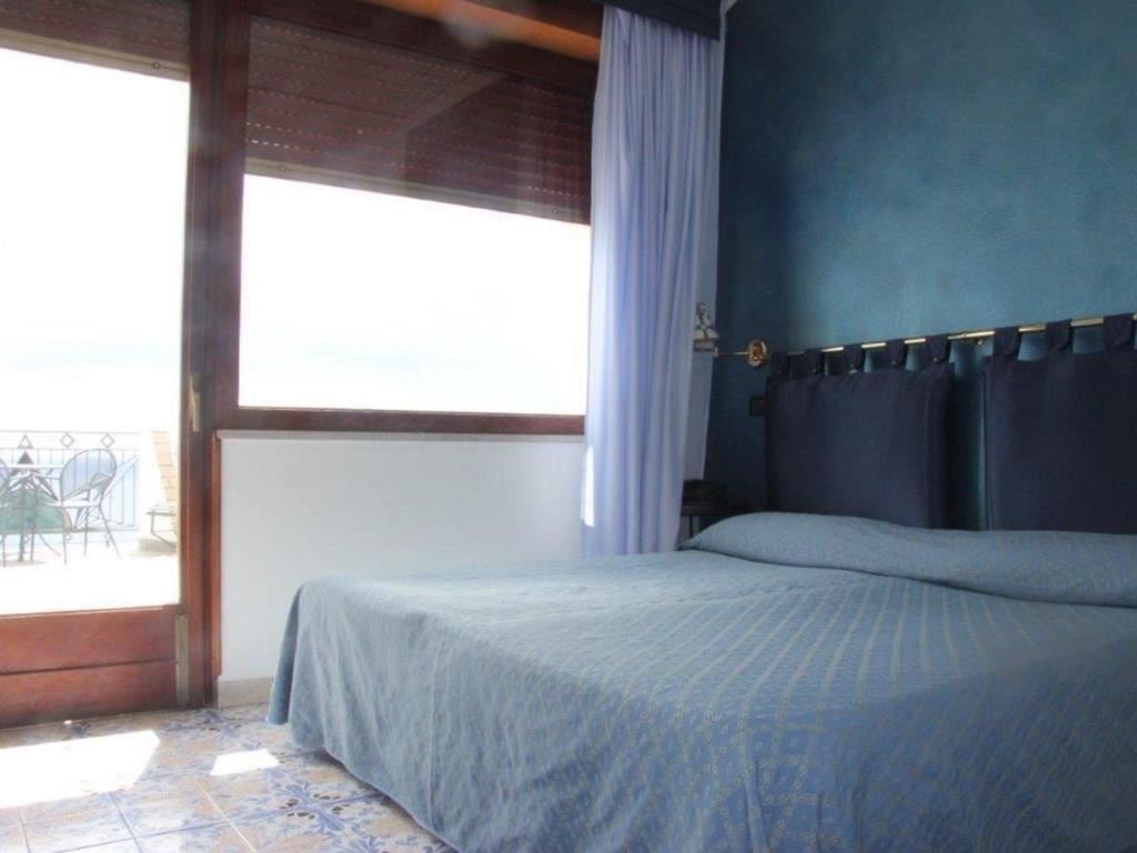 rooms-lateral-sea-view-room-with-balcony