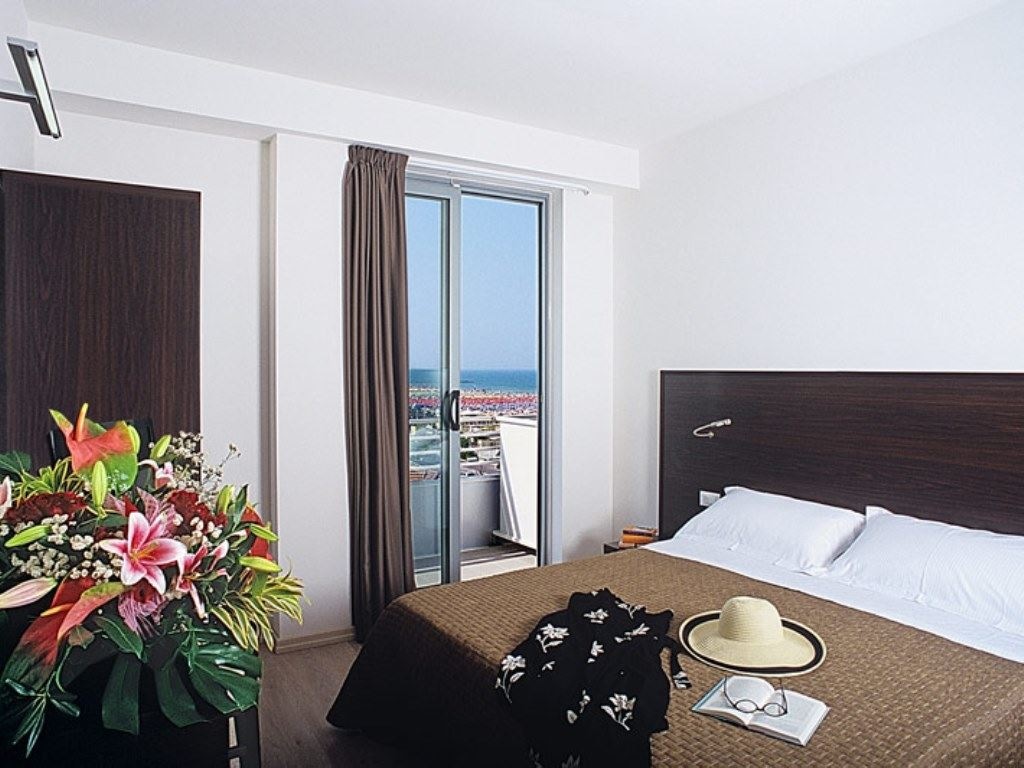 rooms-classic-room-lateral-sea-view-with-balcony-double-single-use