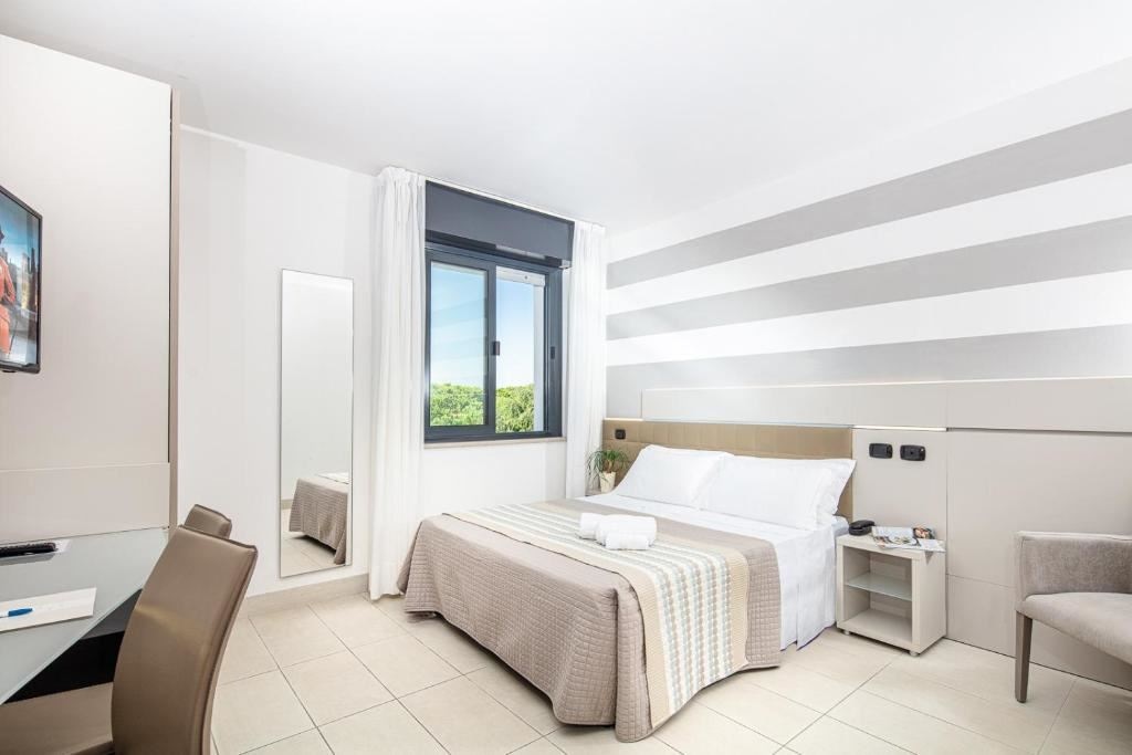 rooms-standard-room-french-balcony