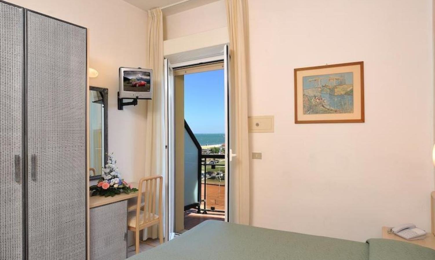 rooms-standard-room-lateral-sea-view-with-balcony
