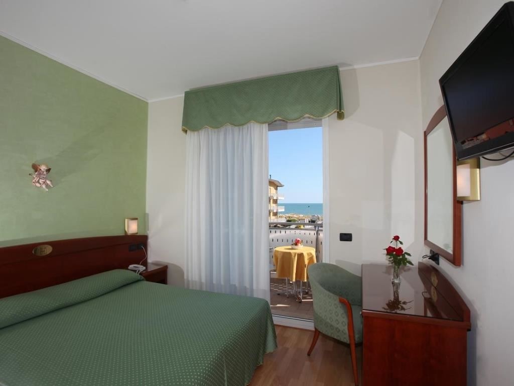 rooms-comfort-room-balcony-front-sea