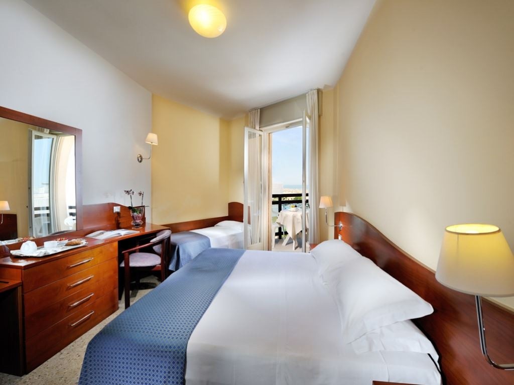 rooms-standard-balcony-side-sea-view