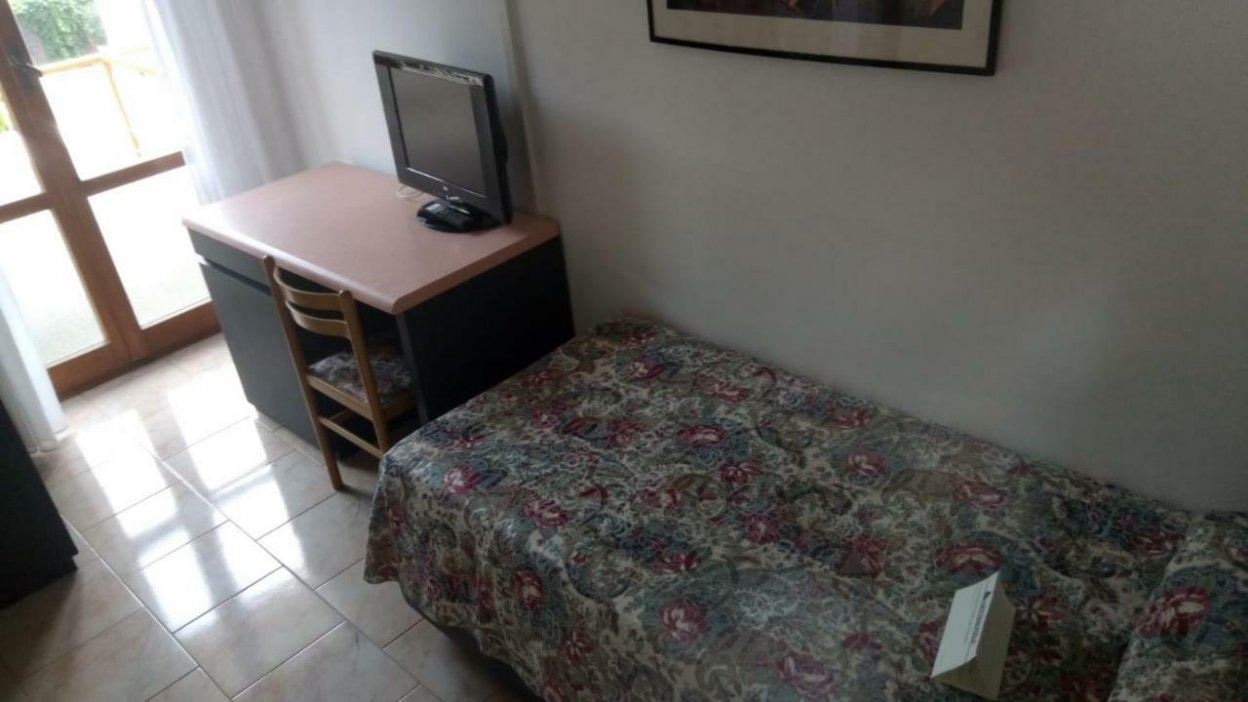 rooms-single-room-with-balcony-maxi