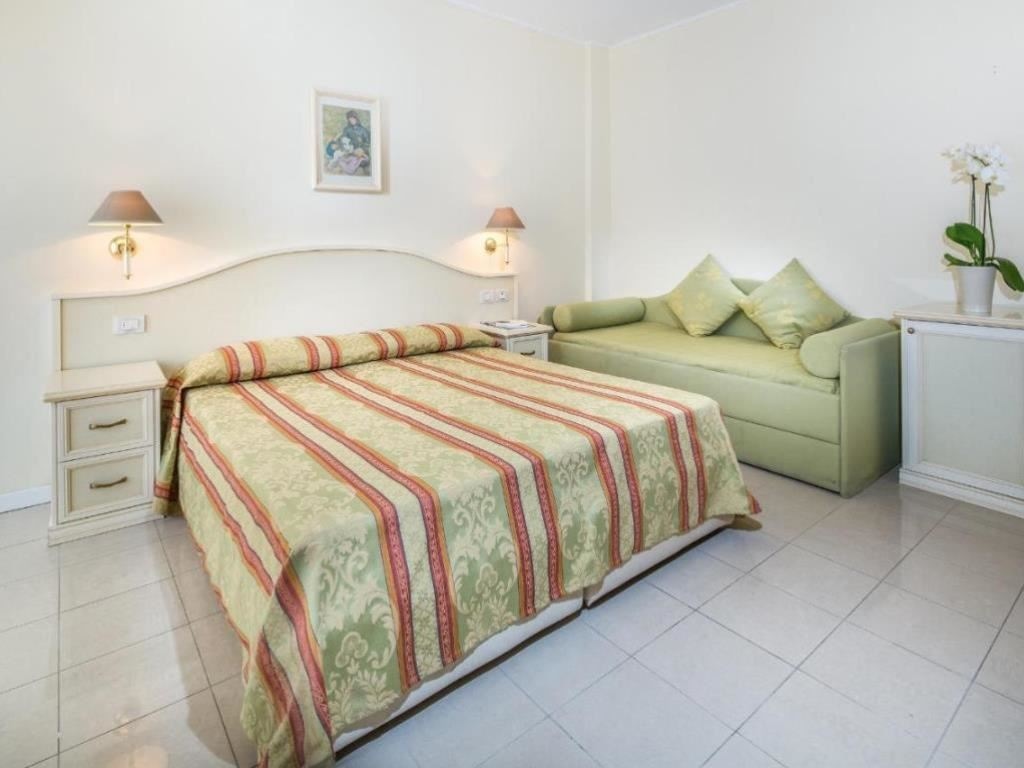 rooms-family-room-balcony