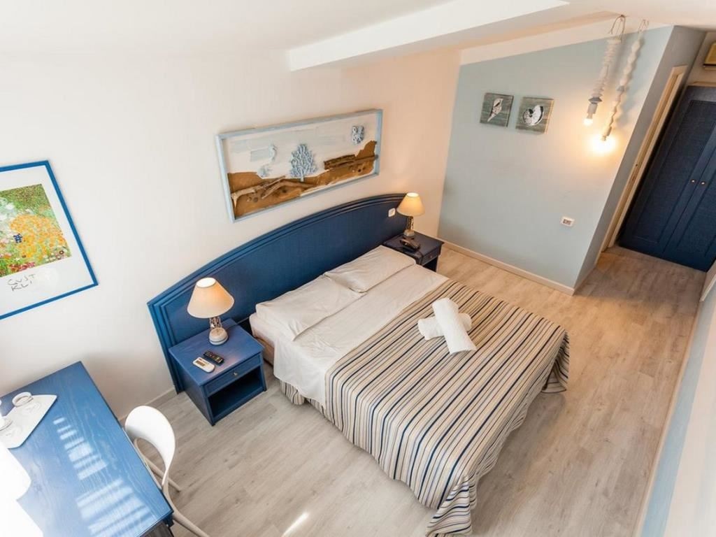 rooms-classic-room-garden-view