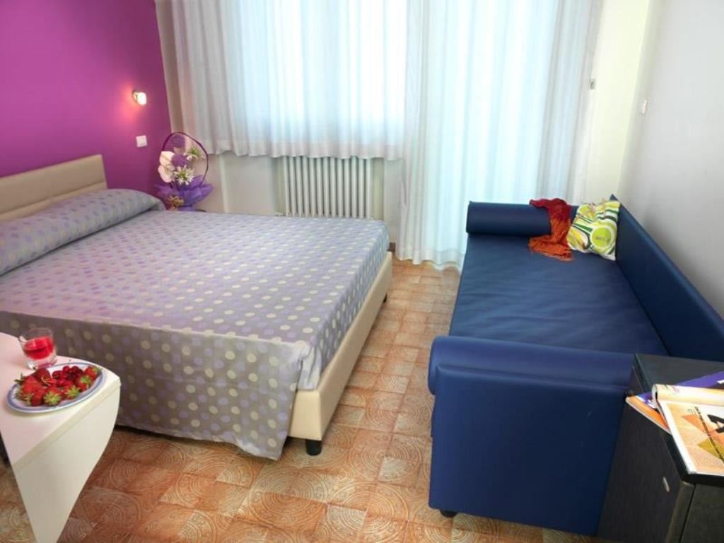 rooms-standard-room-lateral-sea-view-with-balcony